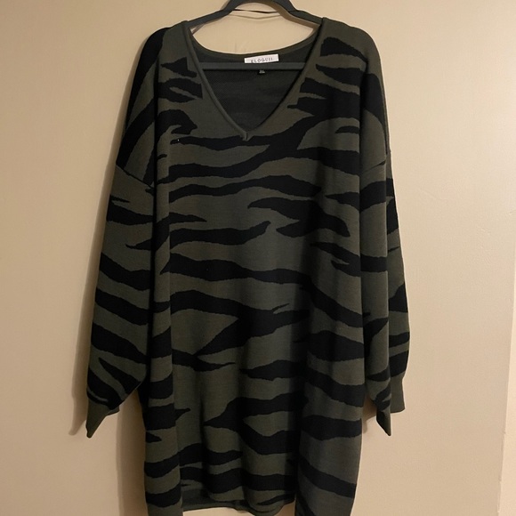 Eloquii Sweaters - Eloquii Green & Black V Neck Knit Tunic